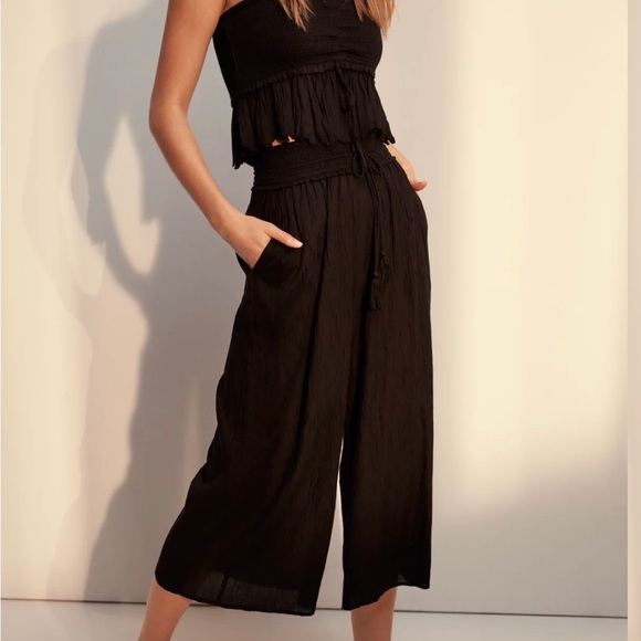Aritzia Pants - Aritzia soft, crinkle, wide leg pant.